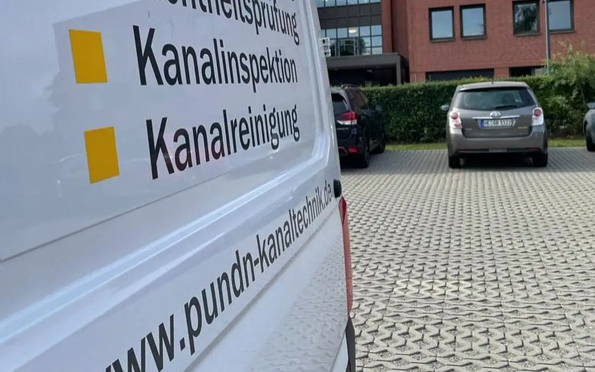 Fahrzeugbeschriftung des Partnerbetriebs mit Leistungen wie Dichtheitsprüfung