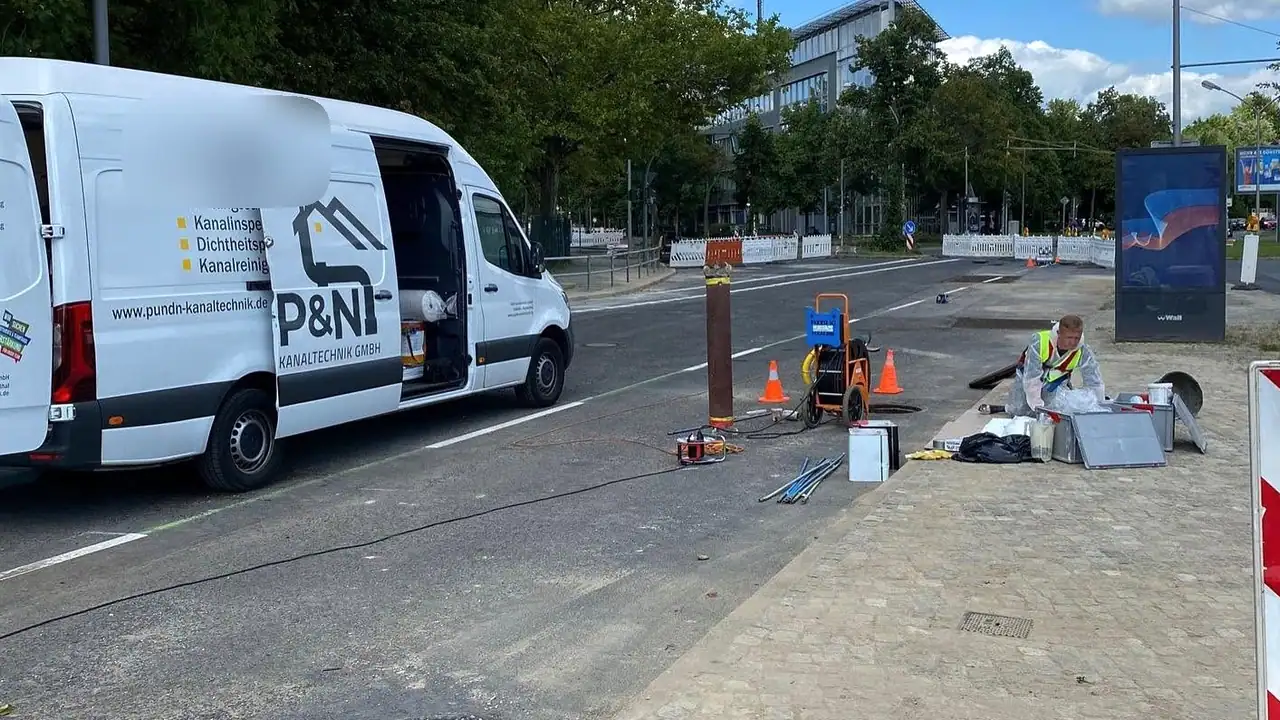 Transporter und Technik des Partnerbetriebs an einer Straßenbaustelle