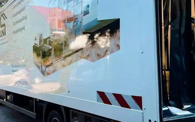 Einsatzfahrzeug des Partnerbetriebs P&N Kanaltechnik vor einem Wohnhaus