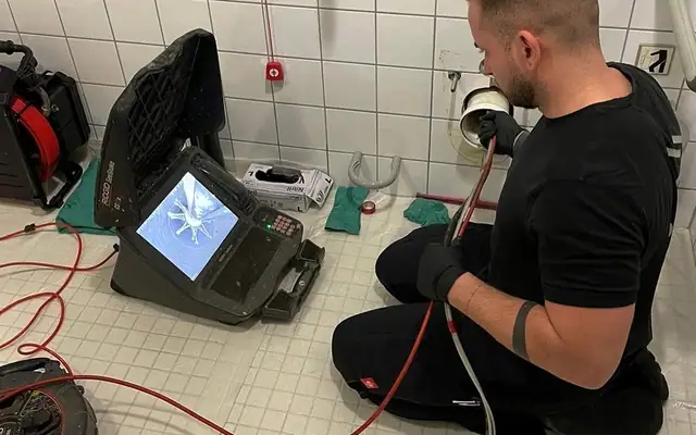 Techniker des Partnerbetriebs bei einer Kamerainspektion