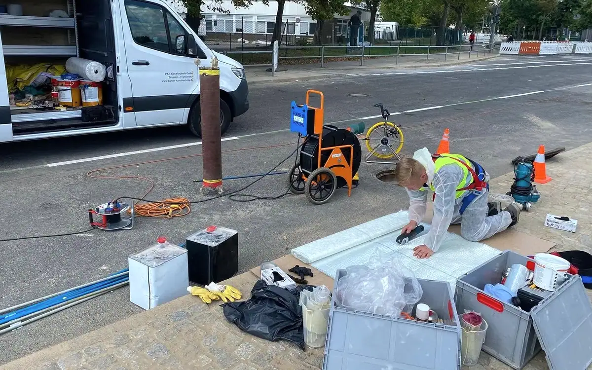 Monteur des Partnerbetriebs beim Liner-Zuschnitt an der Baustelle